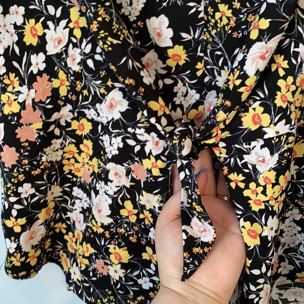 Liz Claiborne 'Career' Black Floral Waist Tie Top - Picture 2 of 9
